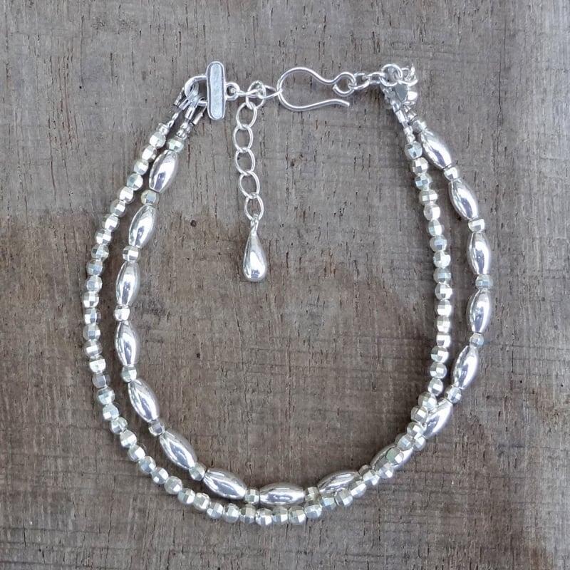 Armband van twee rijtjes zilveren kralen