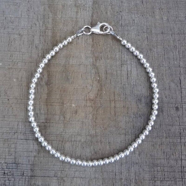 Armband van zilveren kraaltjes