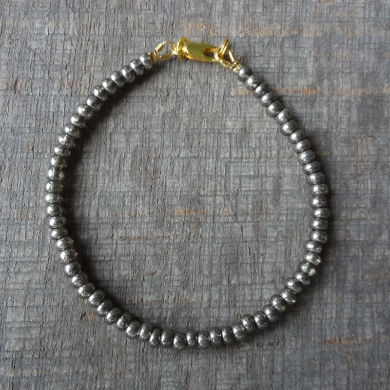 armbandje van zilvergrijze glaskraaltjes