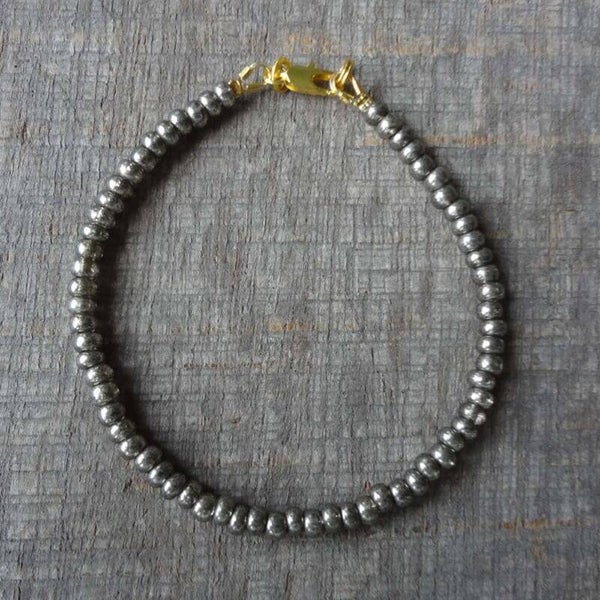 armbandje van zilvergrijze glaskraaltjes