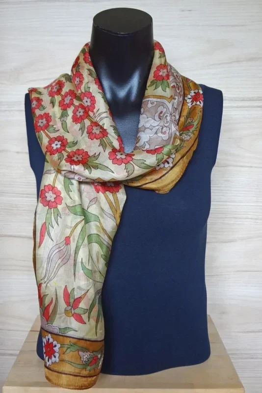 zijden sjaal licht geel met bloemen