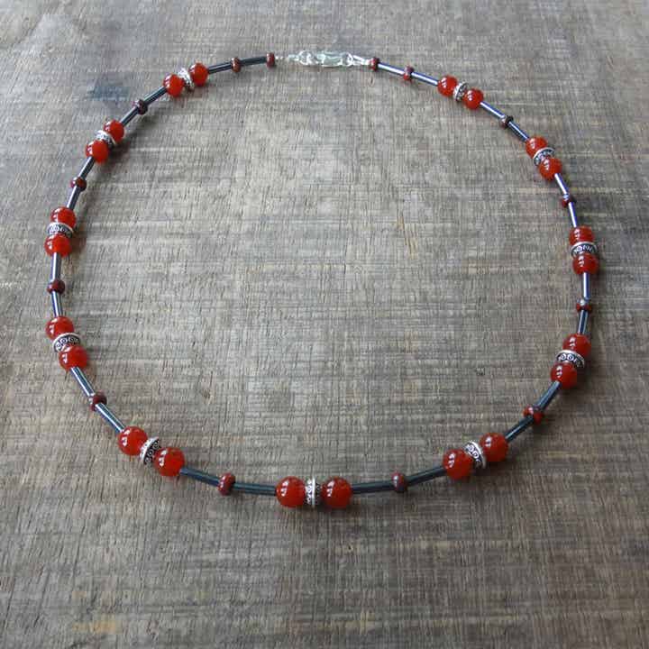Ketting met rode natuursteen