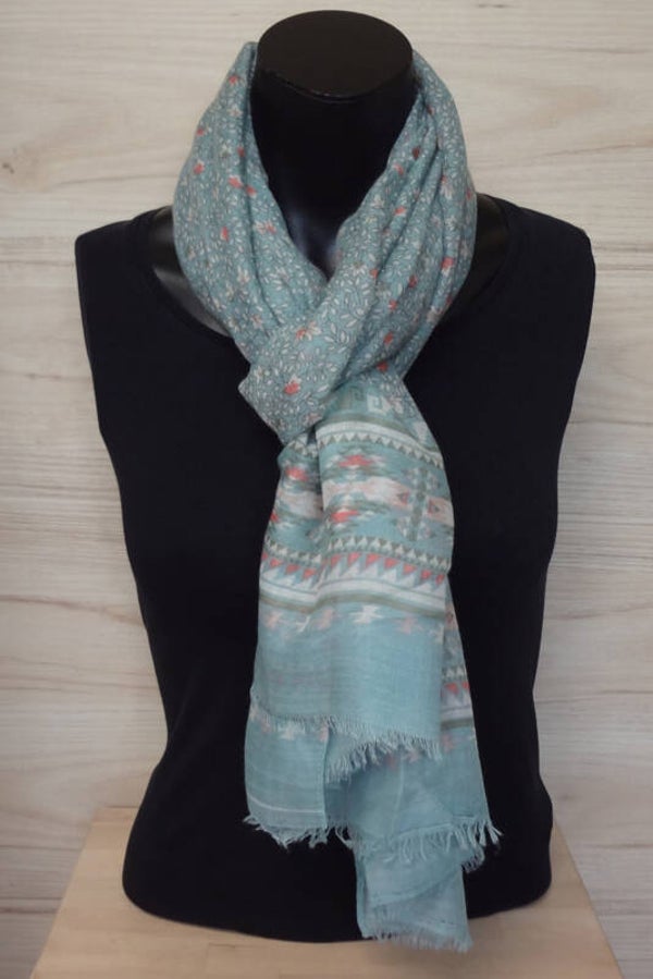 sjaal in zacht groenblauw met bloemetjes