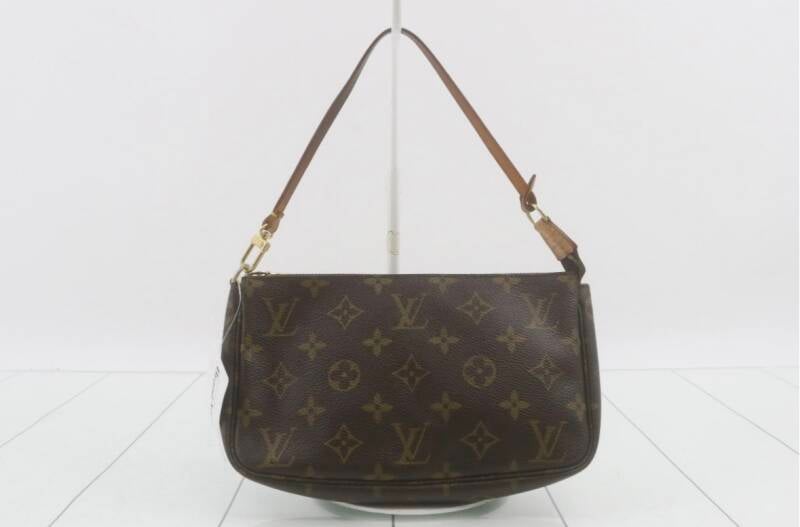 LV Pochette 495,-
