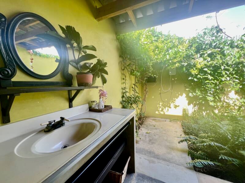 De Octopus Tropical Oasis Eco retreat Curaçao Wastafel met buitendouche