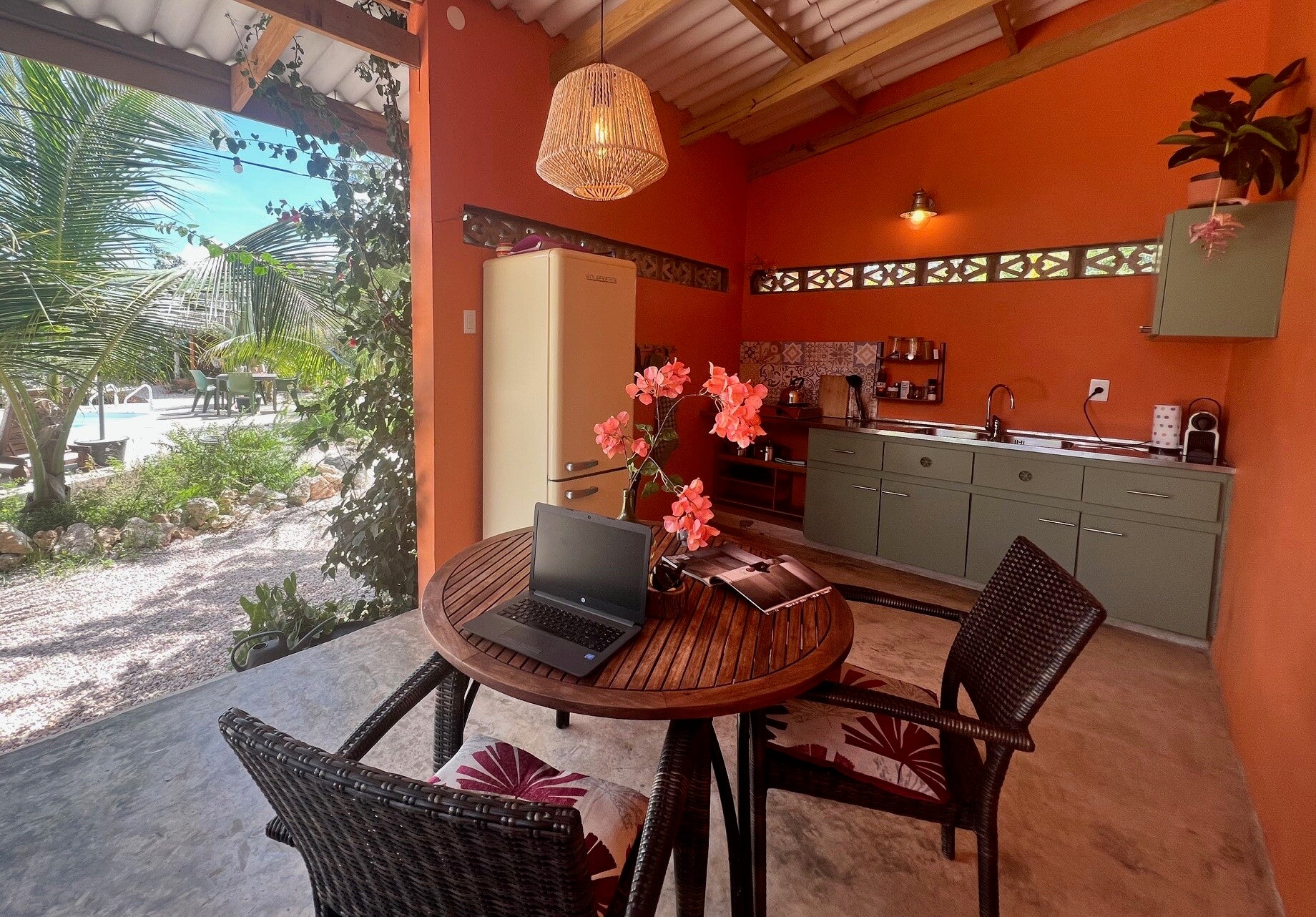 De Octopus Tropical Oasis Eco retreat Curaçao veranda appartement Kolibrie