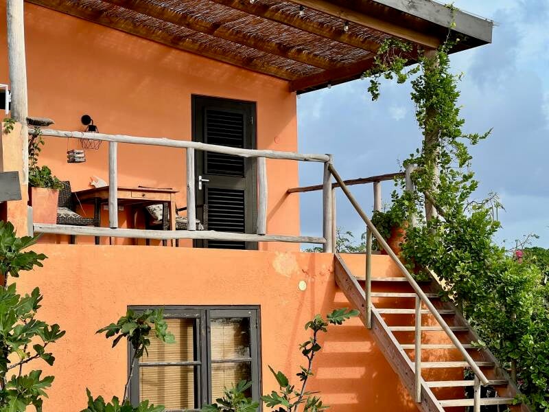 De Octopus Tropical Oasis Eco retreat Curaçao trap naar Prikichi appartement