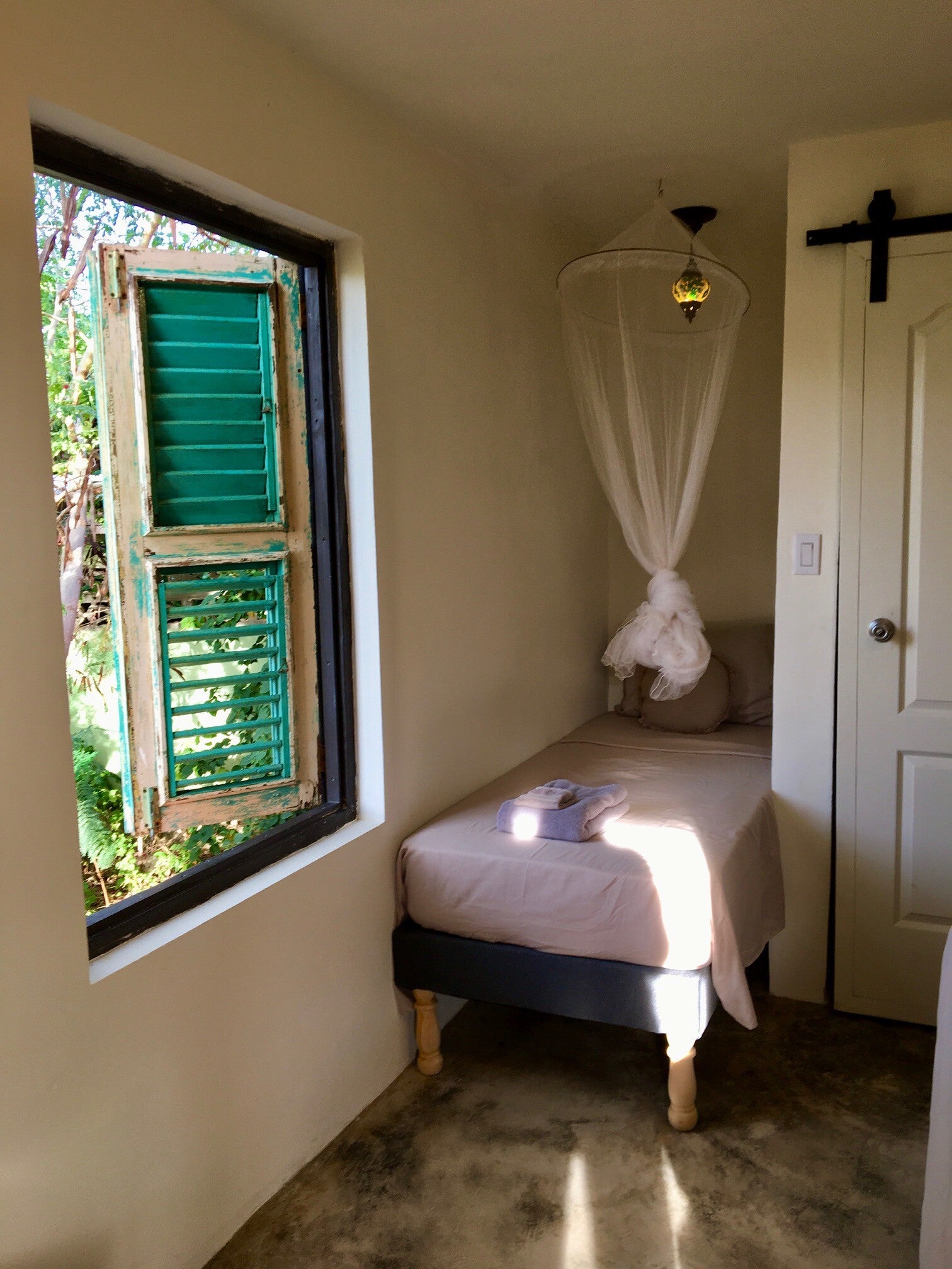 De Octopus Tropical Oasis Eco retreat Curaçao slaapkamer