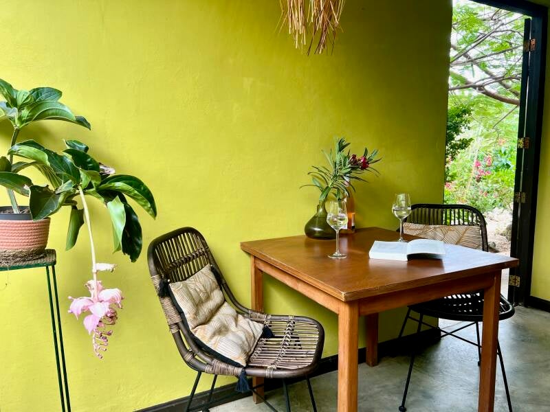 De Octopus Tropical Oasis Eco retreat Curaçao appartement Troupiaalzitje binnen