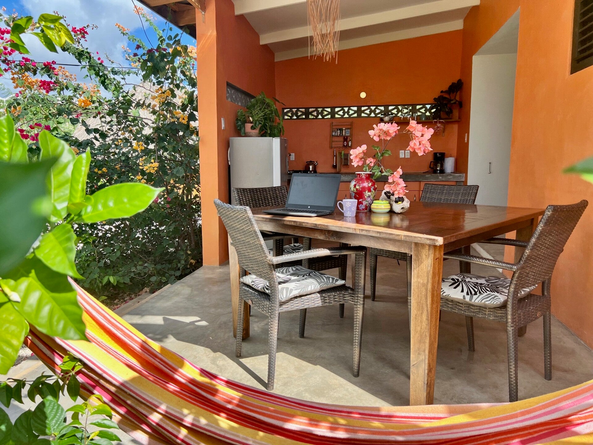 De Octopus Tropical Oasis Eco retreat Curaçao veranda Chuchubi appartement