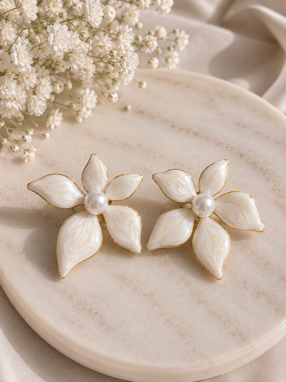 Boucles d'oreilles fleur blanche