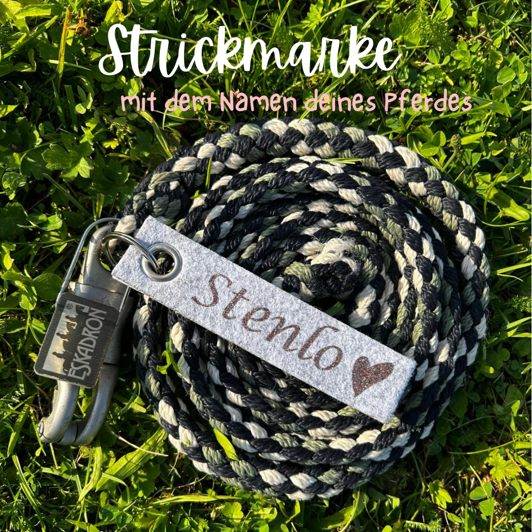 Personalisierte Strickmarke für Pferde – langlebig, individuell & perfekt für den Stallalltag