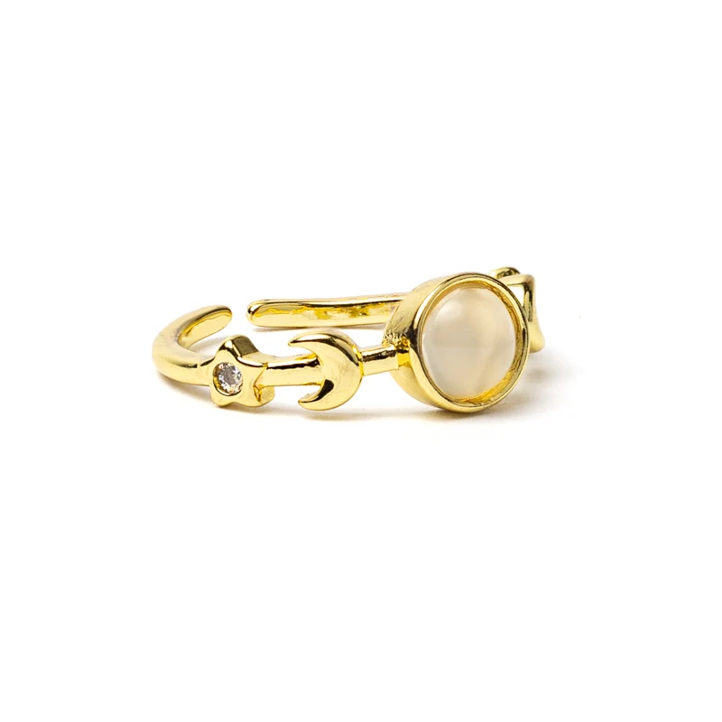 Ring met een witte agaat en de maanfasen