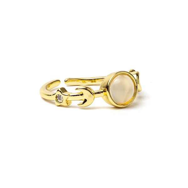 Ring met een witte agaat en de maanfasen