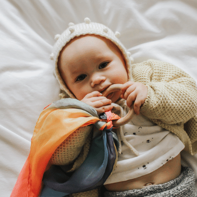 Origineel en duurzaam kraamcadeau bijtring voor baby van Sarah's Silks