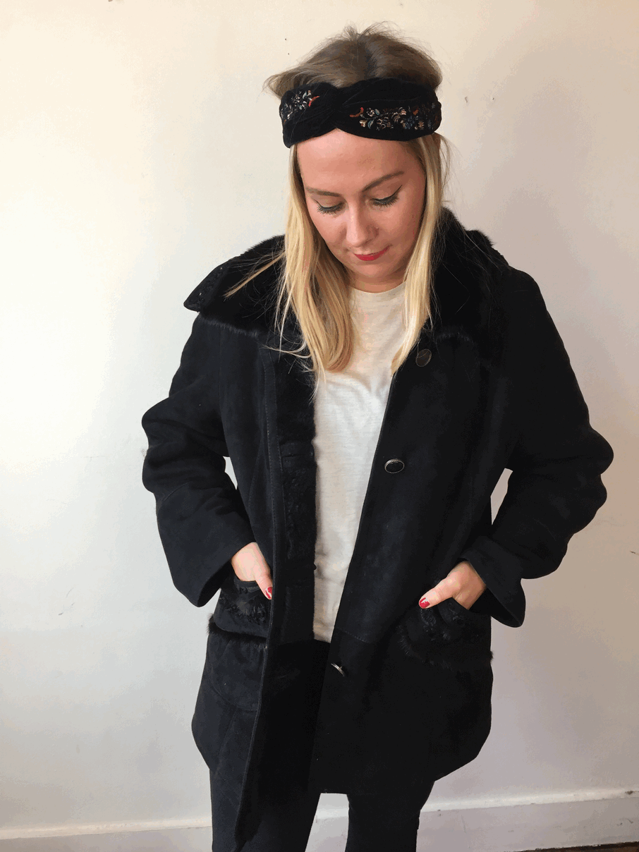 Zwarte echte lammy coat met hele mooie details - M/L