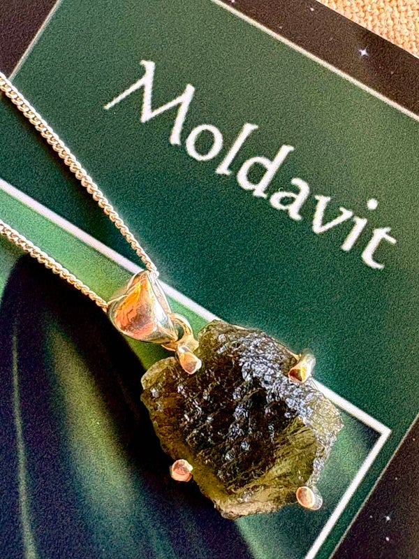 Moldaviet hanger gevat in zilver