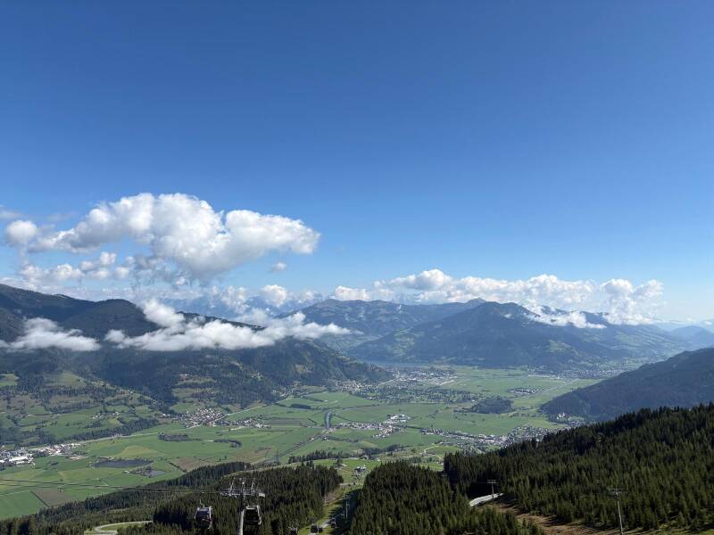 Blick vom Aufstieg beim Spartan Beast über das Tal Richtung Zell am See