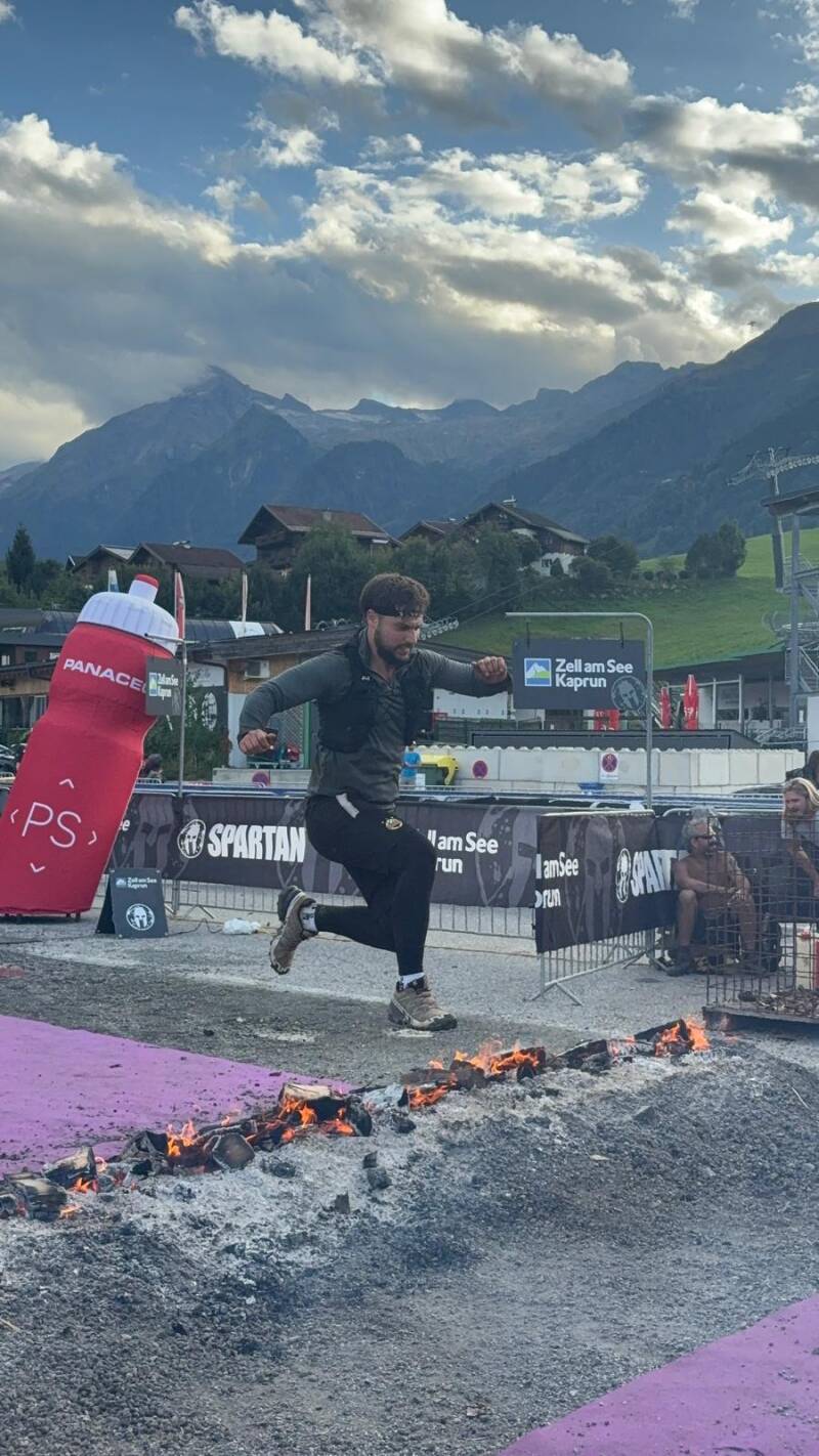 Sprung über das Feuer im Zielbereich des Spartan Beast Kaprun