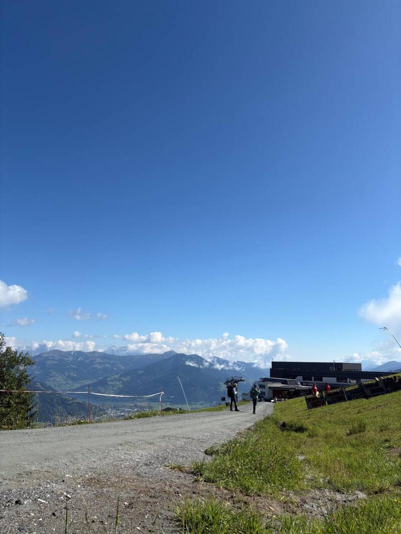 Schotterweg im oberen Streckenabschnitt des Spartan Beast Kaprun mit Bergstation