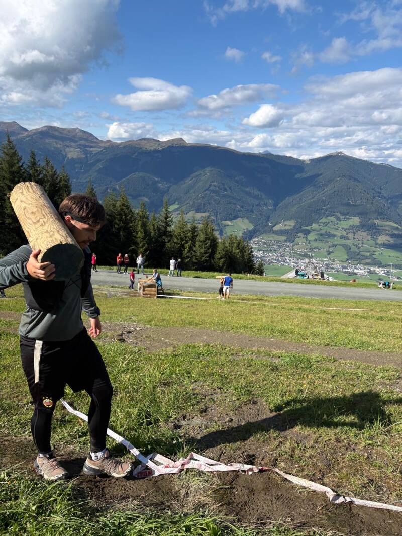 Athlet beim Log Carry am Berg beim Spartan Beast Kaprun