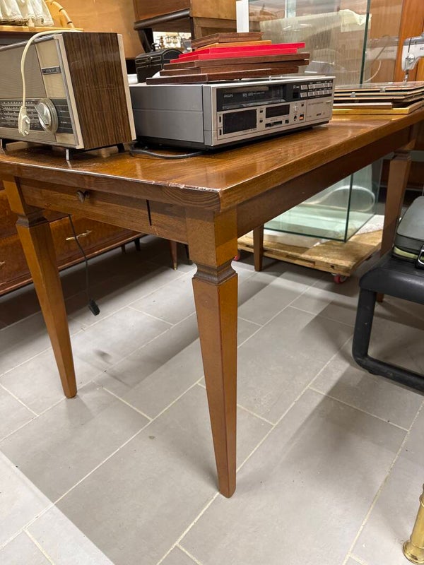 Tavolo in legno massello con cassetto