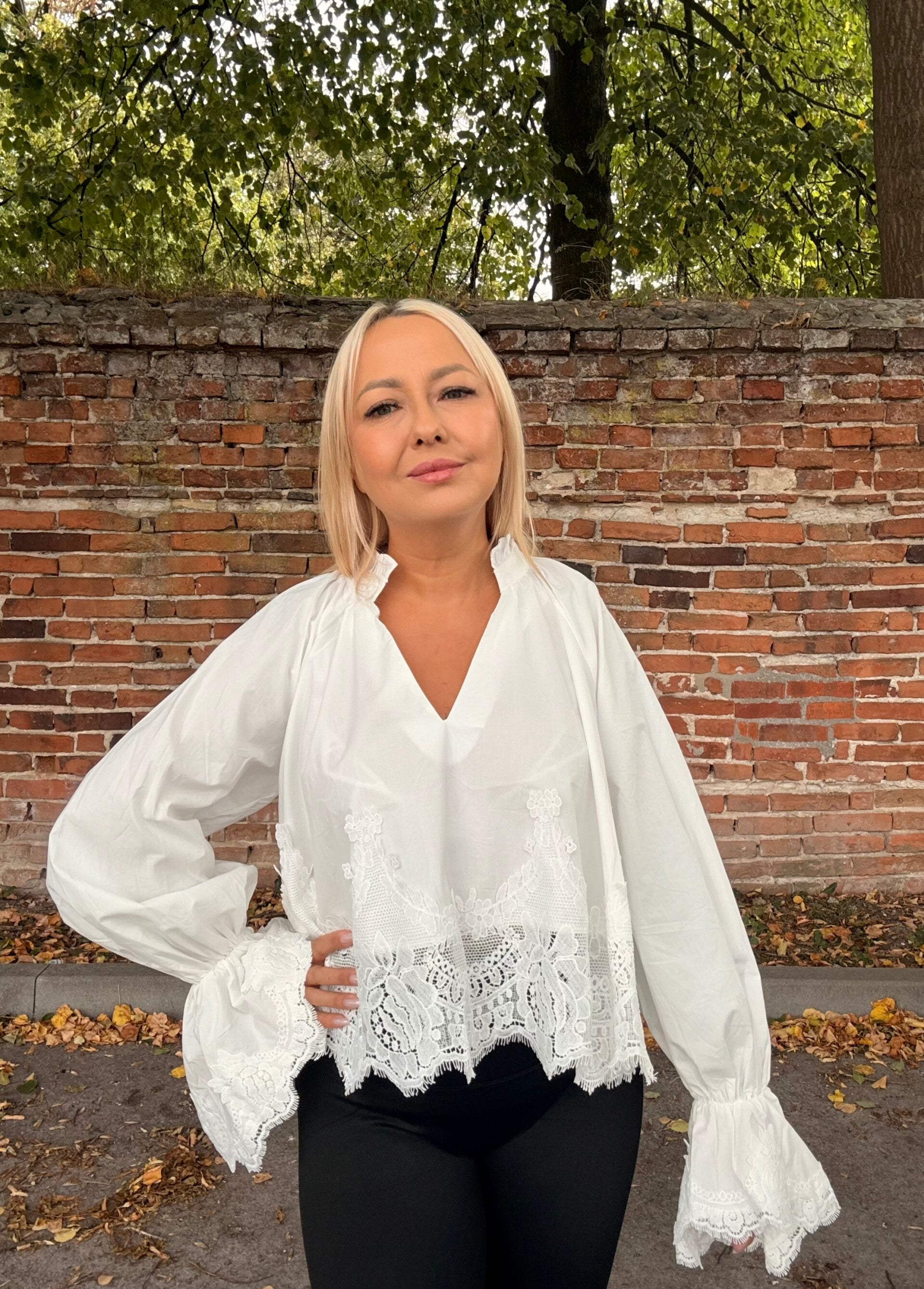 Biała bluzka damska z koronką – elegancka koszula oversize z dekoltem V i długim rękawem