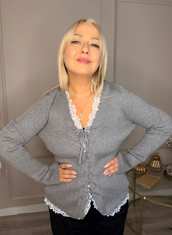 Prążkowana Bluzka z Koronką i Sznurowaniem „Lace Tie”
