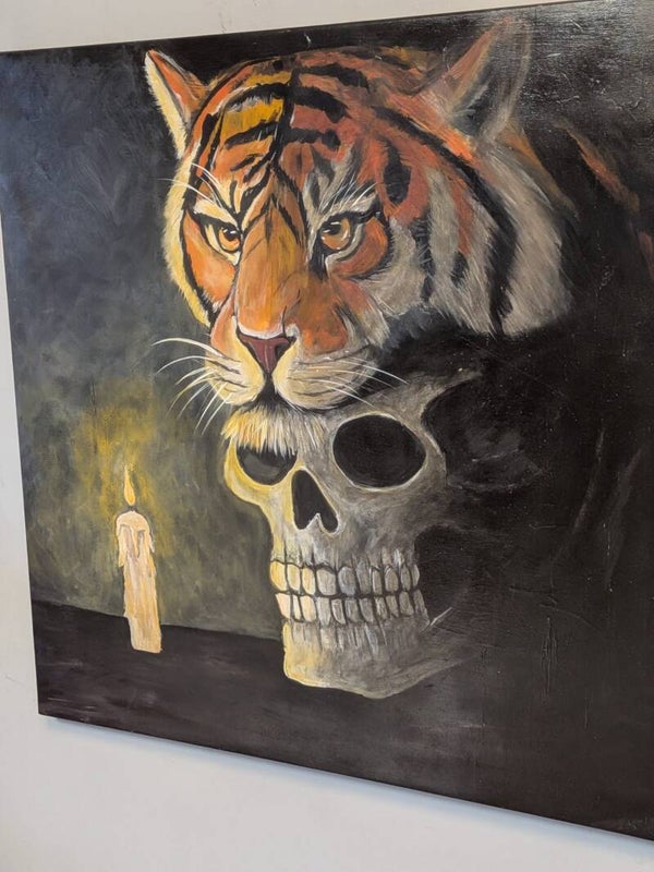 (C040) Canvas - Tiger holding a skull
