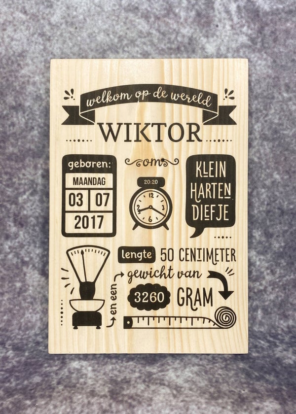Een geboortebord van hout.