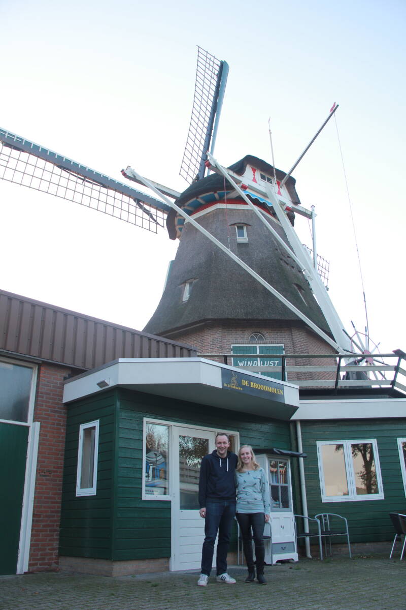 Guus en Margreet voor Korenmolen Windlust in Radewijk