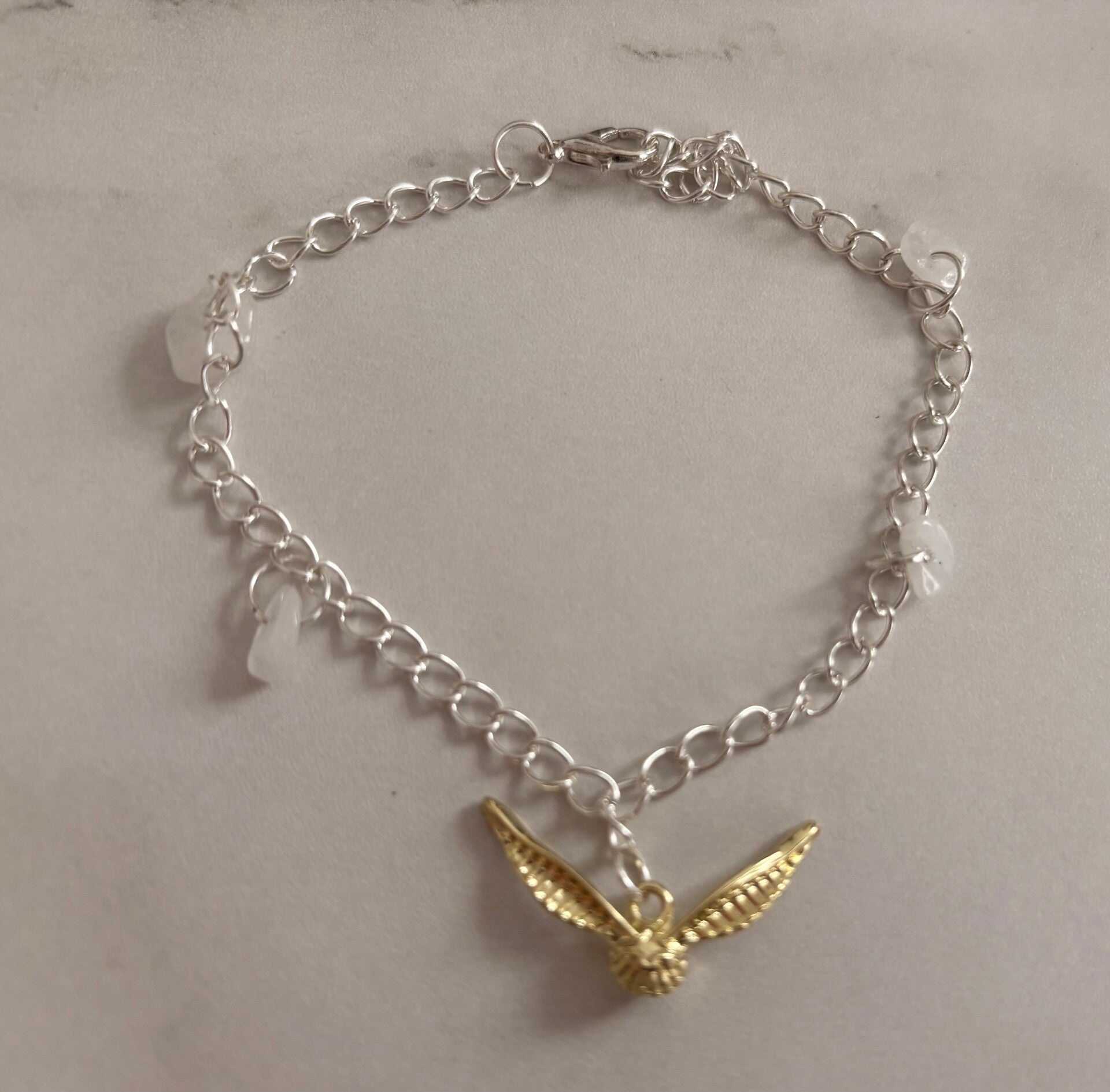 Bracelet en acier inoxydable – Ailes dorées & pierres translucides