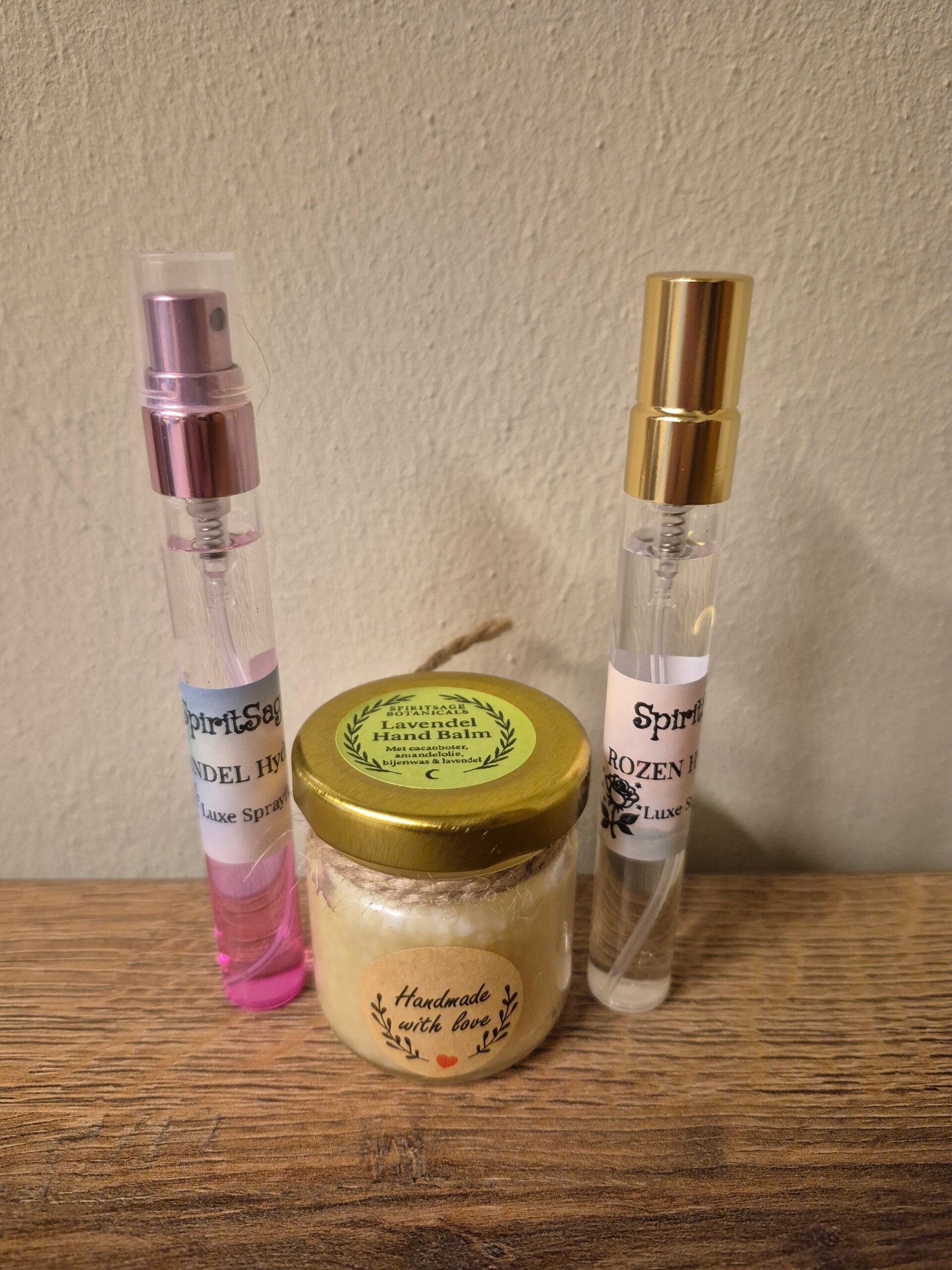 Handbalsem met lavendel en rozen sprayflesjes