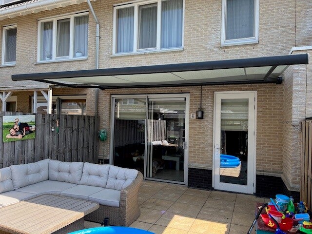 Knikarmscherm met Somfy IO motor