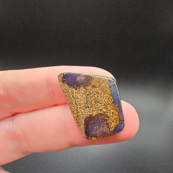 Australische Boulder Opaal Cabochon (C)