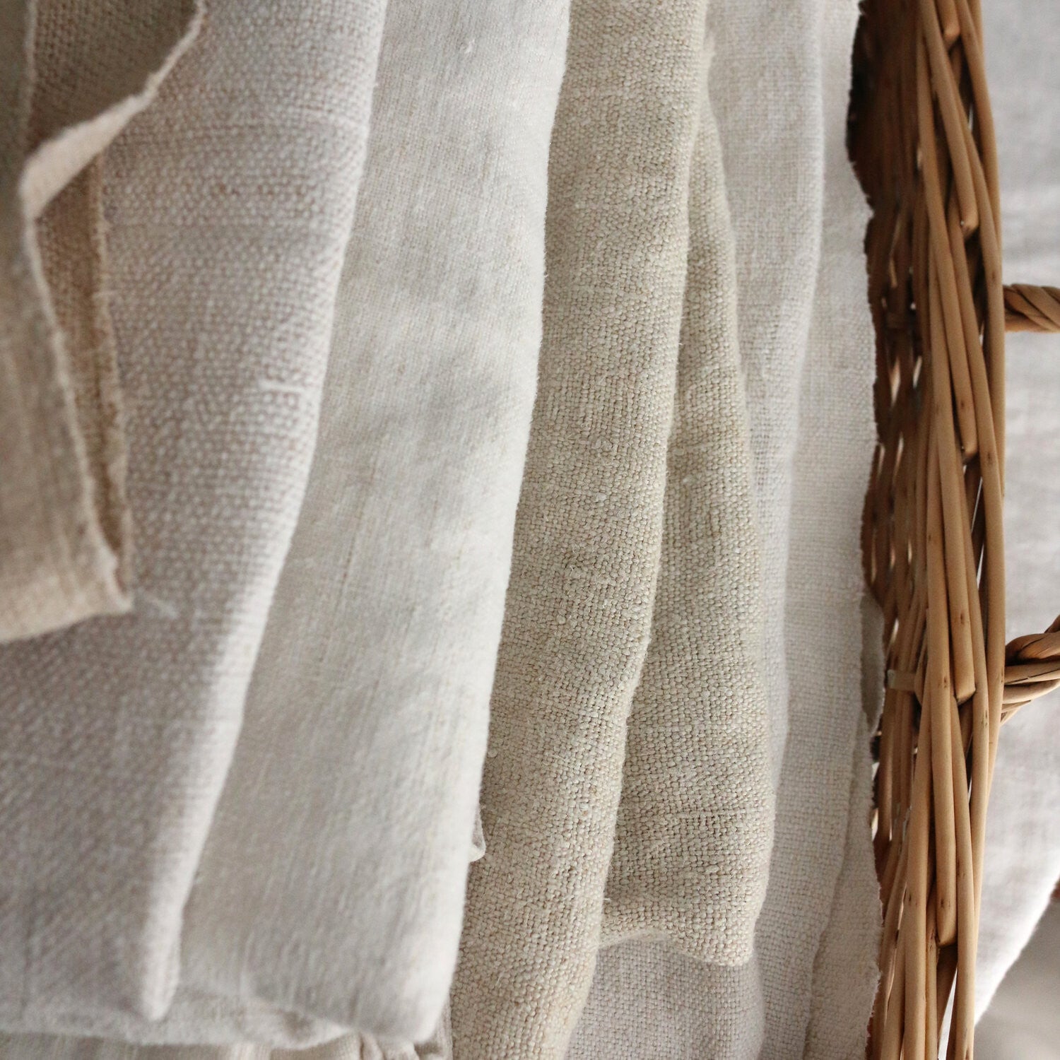 Chanvres et lins anciens chinés, coloris naturels, prêts à travailler pour le linge de table Pluie de Lin.