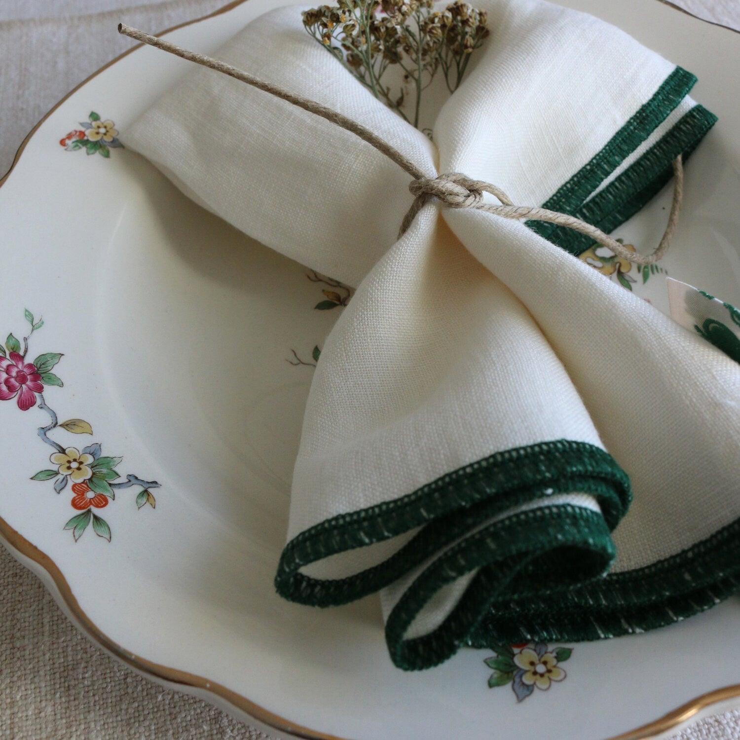 Serviette de table en lin normand ivoire, finition double surjet vert forêt, signature Pluie de Lin.