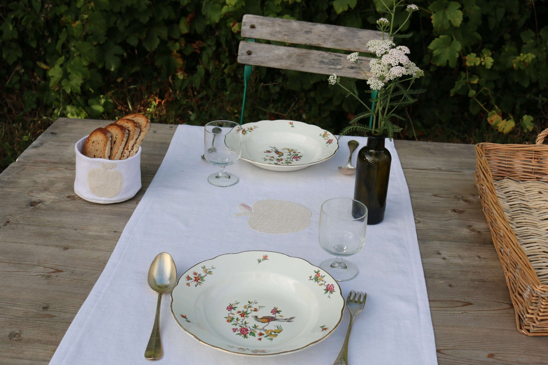 Table en bois avec vaisselle ancienne, linge en lin ancien et fleurs sauvages, univers Pluie de Lin & Vaisselle Bavarde.