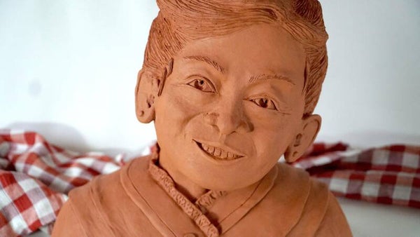 DARA – Sculpture en grès d'une Cambodgienne