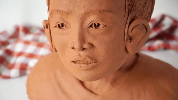 LINA – Sculpture en grès d'une Cambodgienne