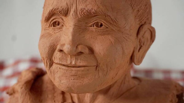 SREY MOM – Sculpture en grès d'une Cambodgienne