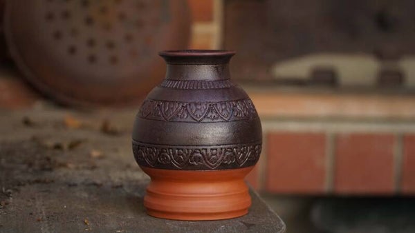 Vase en céramique artisanale avec base ouvragée – Pièce unique, fait main, inspiré du Cambodge