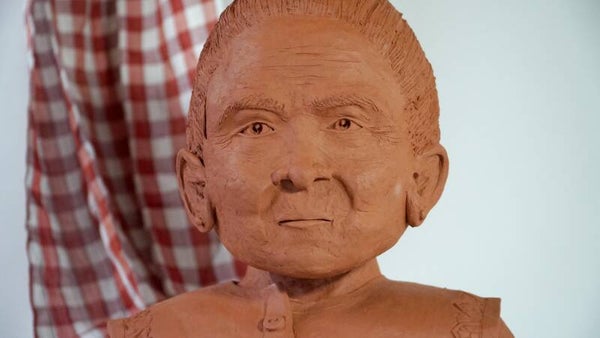 NEANG SOKHA – Sculpture en grès d'une Cambodgienne