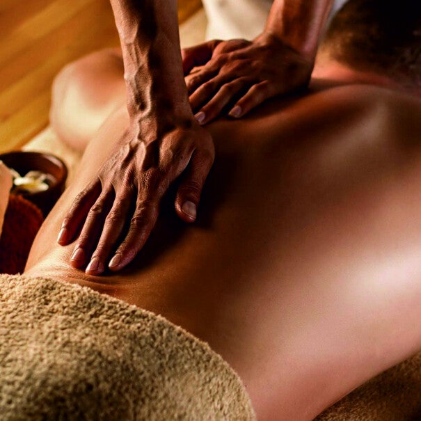 De lomi-lomi massage is één van de lekkerste massages die er is. Het is een Hawaiiaanse massage waarbij veel met de onderarmen wordt gemasseerd. 