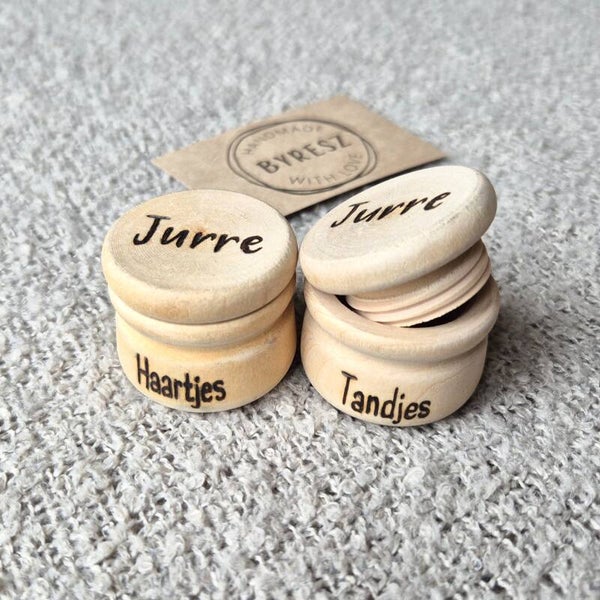 Baby kledinghanger / Tandjes-haartjes doosje