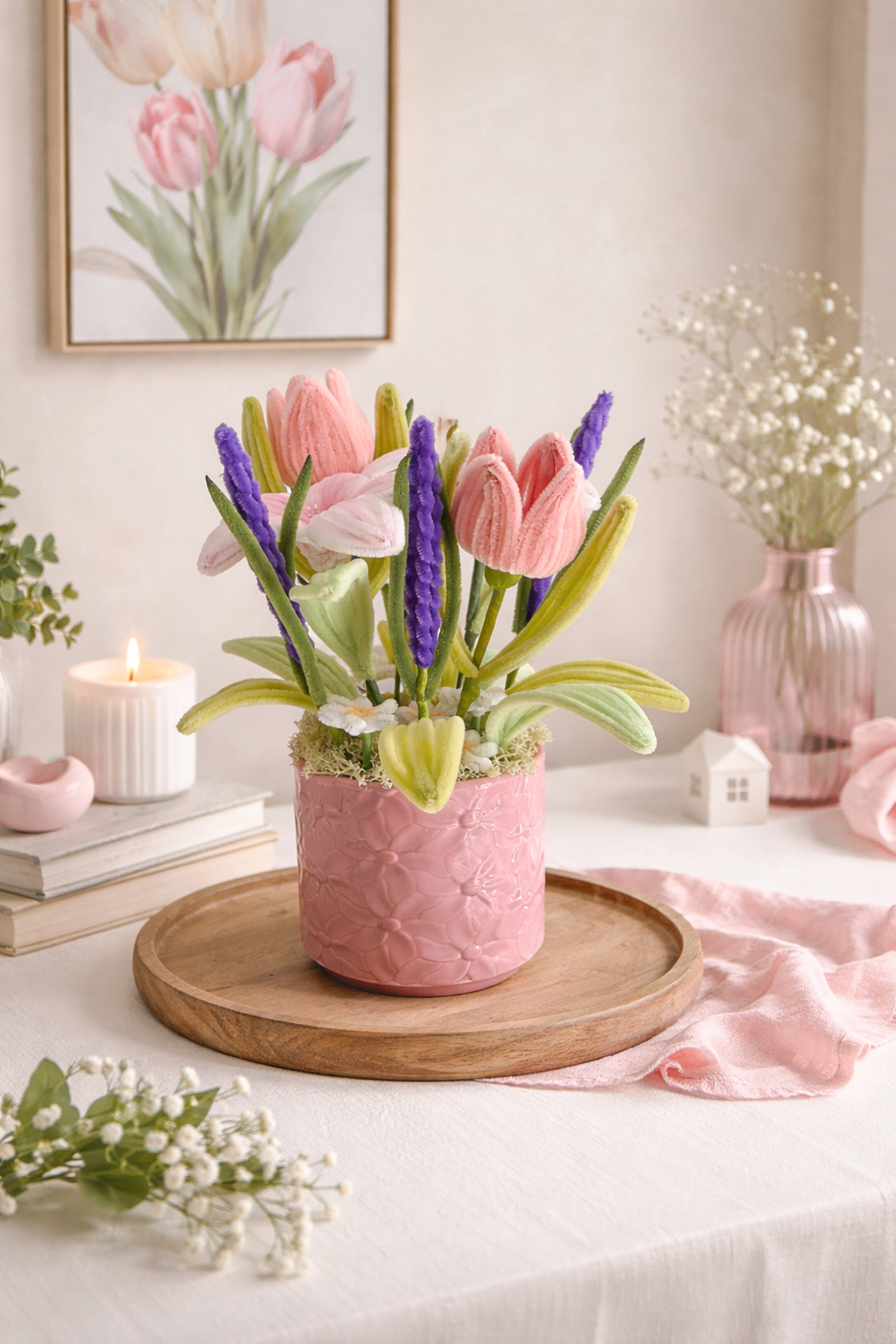 Composition florale pastel en pot rose texturé