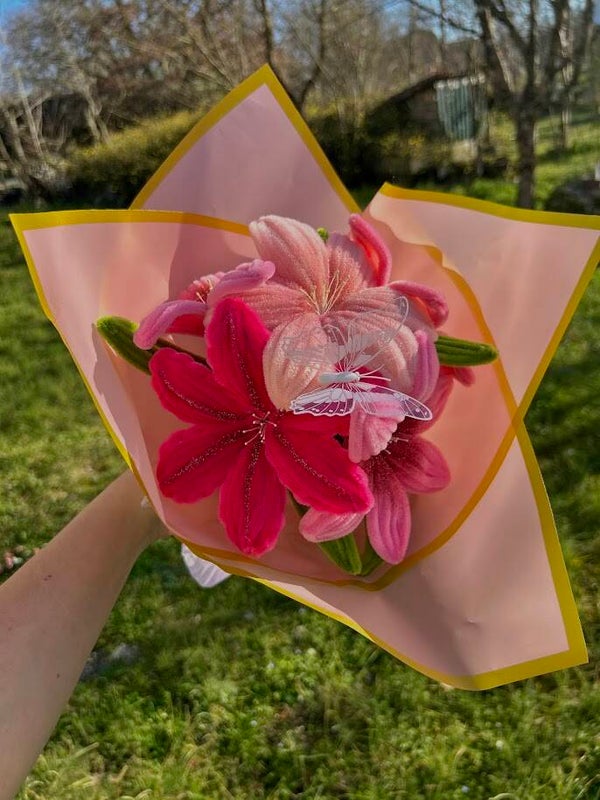 Bouquet de fleurs avec des paillettes et un emballage