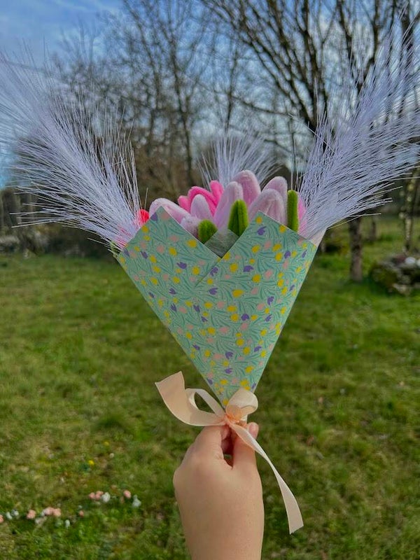 Bouquet Tulipes Fantaisie – Couleurs Vives & Plumes