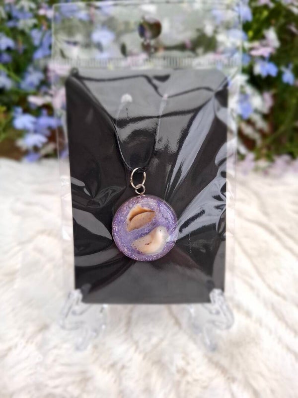 Resin round shell necklace