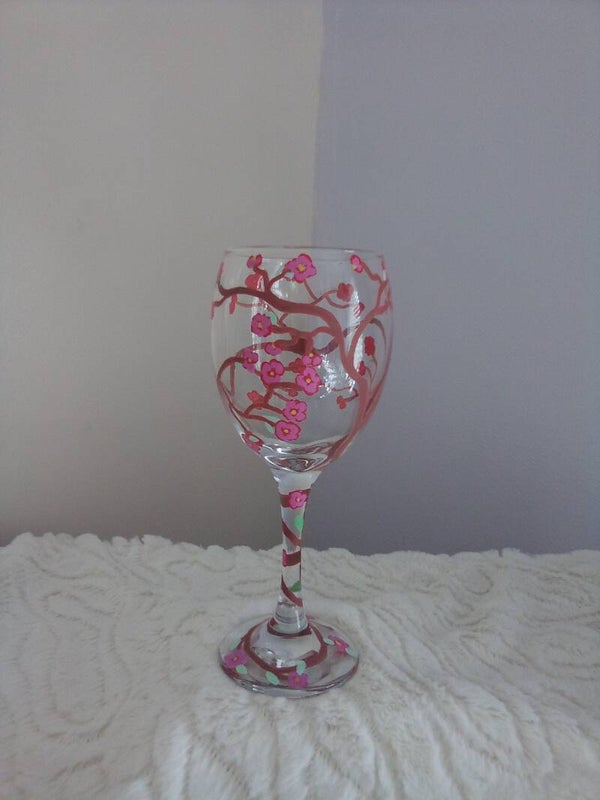 Wine glass with a decorative design